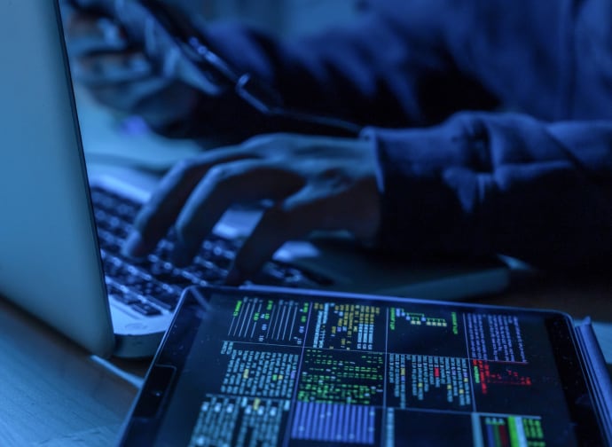 Una persona escribe en la web oscura.